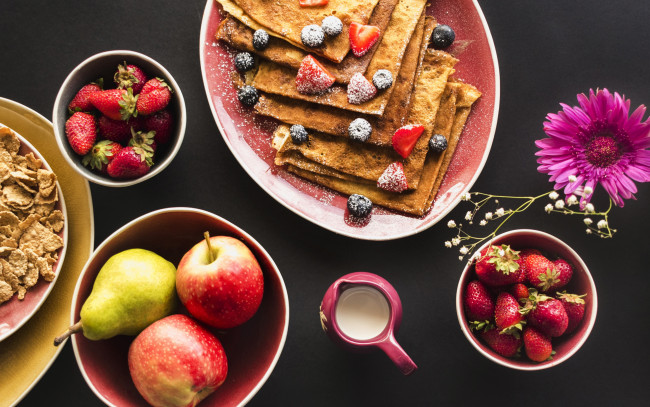 Обои картинки фото еда, разное, блины, фрукты, клубника, завтрак, ягоды, груши, яблоки