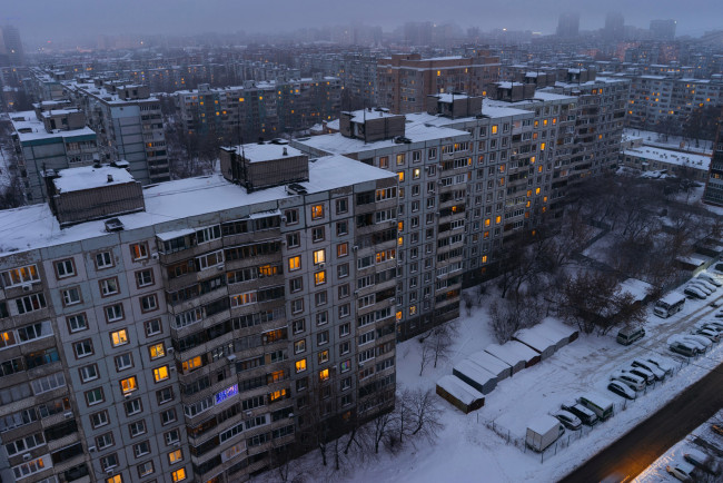 Обои картинки фото города, - здания,  дома, россия, мрачный, серый, деревья, зима, снег, дом, город