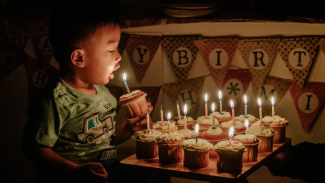 Обои картинки фото праздничные, день рождения, мальчик, кексы, свечи, огоньки