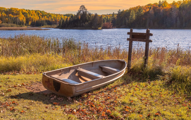 Обои картинки фото корабли, лодки,  шлюпки, река, лодка, осень