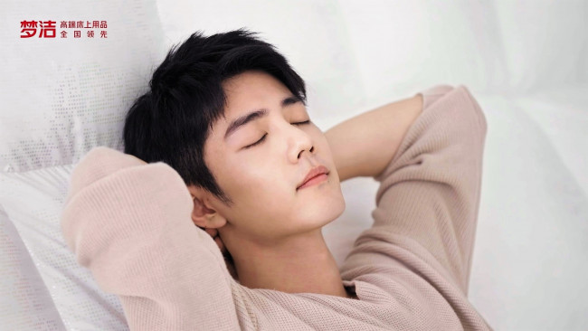 Обои картинки фото мужчины, xiao zhan, актер, свитер, постель