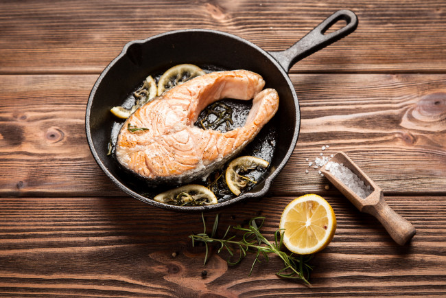 Обои картинки фото еда, рыбные блюда,  с морепродуктами, розмарин, форель, рыба, лимон, соль
