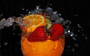 Картинка еда фрукты ягоды бокал брызги клубника апельсин