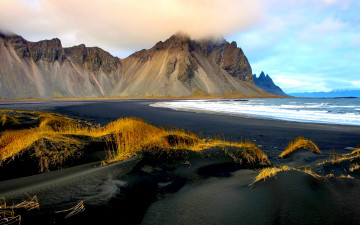 Картинка природа побережье океан пляж дюны трава скалы туман