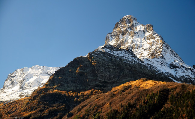 Обои картинки фото природа, горы, вершина, небо, скалы, снег