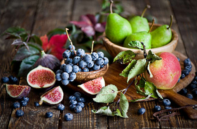 Обои картинки фото еда, фрукты, ягоды, яблоко, голубика, инжир, груши, виноград