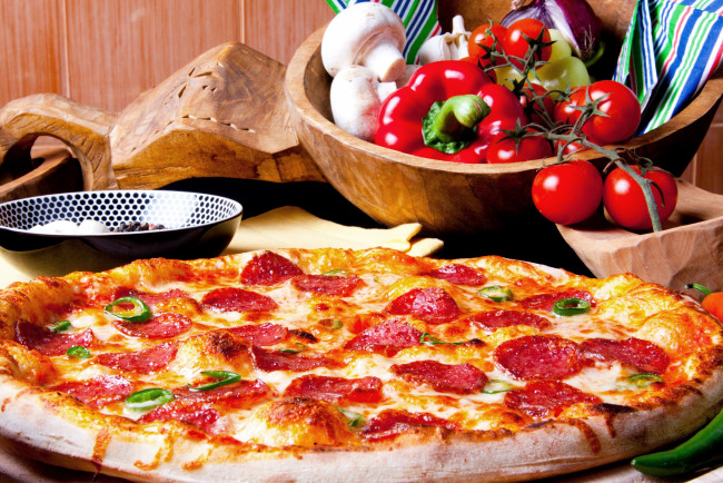 Обои картинки фото еда, пицца, помидоры, грибы, колбаса, перец, sausage, tomato, pepper, pizza
