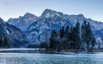 Картинка природа горы скалы деревья синева озеро