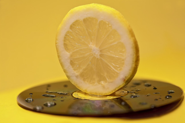 Обои картинки фото еда, цитрусы, капли, долька, макро, лимон