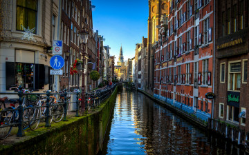 Картинка города амстердам+ нидерланды канал дома велосипеды