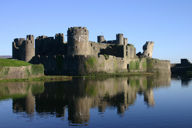 Обои картинки фото caerphilly castle, wales, города, замки англии, caerphilly, castle