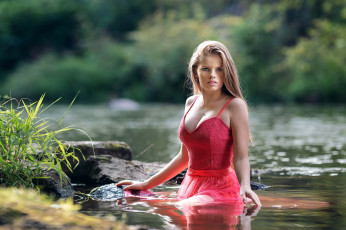 Картинка девушки -+блондинки +светловолосые вода камни платье декольте