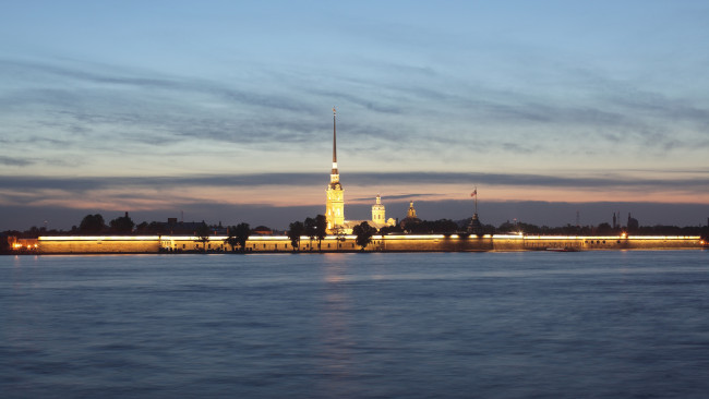 Обои картинки фото города, санкт-петербург,  петергоф , россия, петропавловская, крепость, cанкт, петербург, заячий, остров, cтарейший, памятник, архитектуры, река, вода, городской, пейзаж, сумерки, слабое, освещение, архитeктoр, доменико, трезини