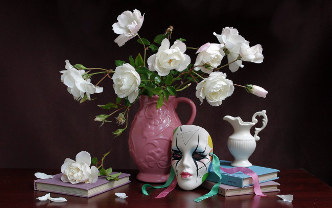 Обои картинки фото цветы, розы, книги, белые, натюрморт, маска, кувшин