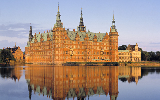 Обои картинки фото города, дворцы, замки, крепости, дворец, озеро, желтый, отражение, frederiksborg castle, denmark