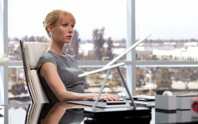 Обои картинки фото Gwyneth Paltrow, девушки, актриса, окно, стол, кресло