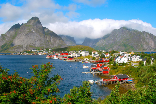 Обои картинки фото норвегия, нурланн, москенес, города, пейзажи, горы, река, дома, пейзаж
