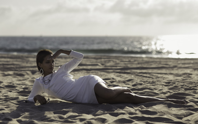 Обои картинки фото natasha domonique, девушки, платье, пляж, песок