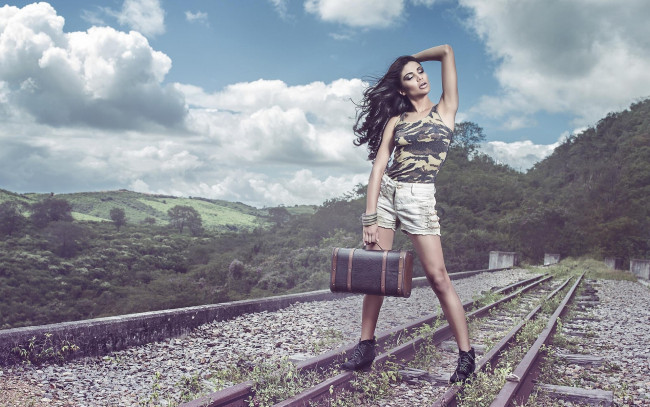 Обои картинки фото paula brandao, девушки, железная, дорога, рельсы, чемодан, шорты