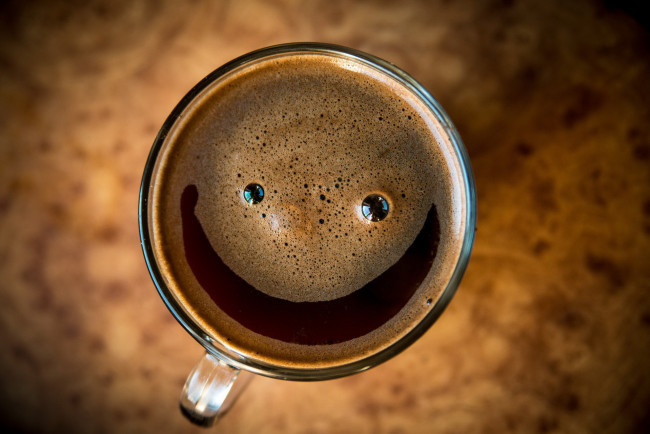 Обои картинки фото еда, кофе,  кофейные зёрна, пена, напиток, макро, чашка, smile, настроение