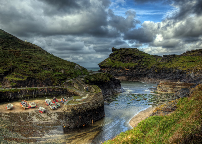 Обои картинки фото boscastle harbour,  cornwall англия, природа, побережье, залив, трава, лодки