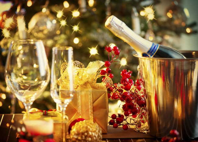 Обои картинки фото праздничные, - разное , новый год, ягоды, подарок, коробочка, шампанское, бутылка, бокалы
