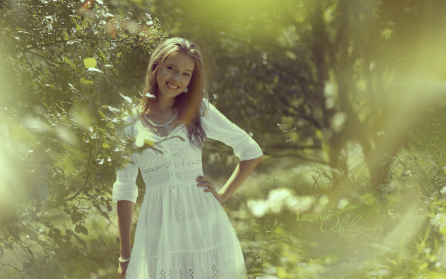 Обои картинки фото девушки, -unsort , блондинки, платье, улыбка, блондинка, деревья