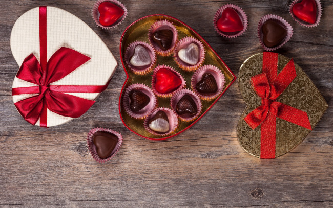 Обои картинки фото праздничные, день святого валентина,  сердечки,  любовь, любовь, wood, шоколад, love, конфеты, decoration, candy, сердечки, hearts, chocolate, gift, romantic