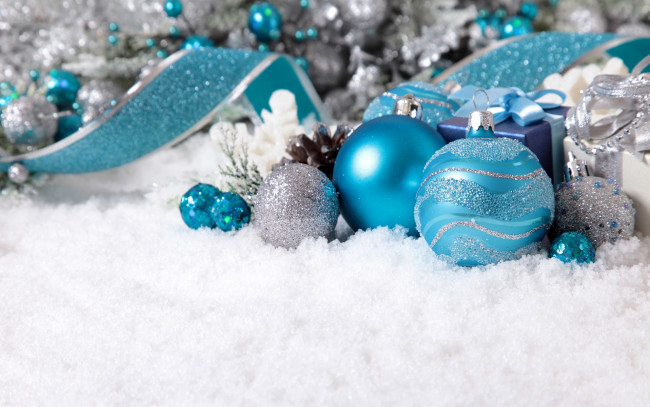 Обои картинки фото праздничные, украшения, лента, снег, шарики