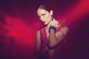 Картинка девушки ana+claudia+michels рыжая модель декольте браслет серьги