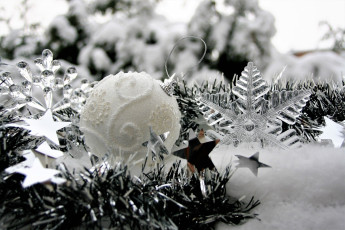 Картинка праздничные украшения звездочки снежинки мишура шары