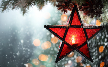 Картинка праздничные ёлки блики шишки свеча звезда снег ёлка