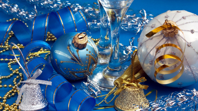 Обои картинки фото праздничные, шары, колокольчики, бусы, шарики