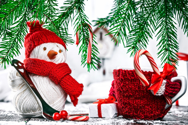 Обои картинки фото праздничные, снеговики, подарки, ёлка, нитки, снеговик