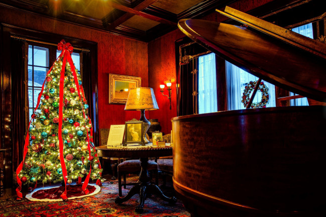 Обои картинки фото праздничные, ёлки, лампа, лента, елка, рояль