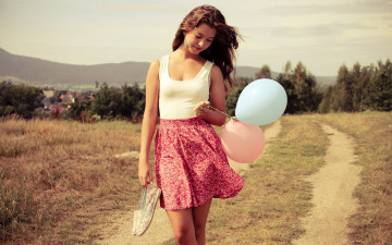 Картинка девушки -+брюнетки +шатенки горы дорога шатенка воздушные шарики