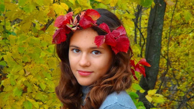 Обои картинки фото девушки, - лица,  портреты, осень, венок, листья