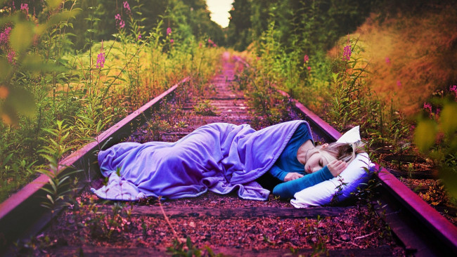 Обои картинки фото девушки, - рыжеволосые и разноцветные, рельсы, подушка, одеяло, кипрей, сон