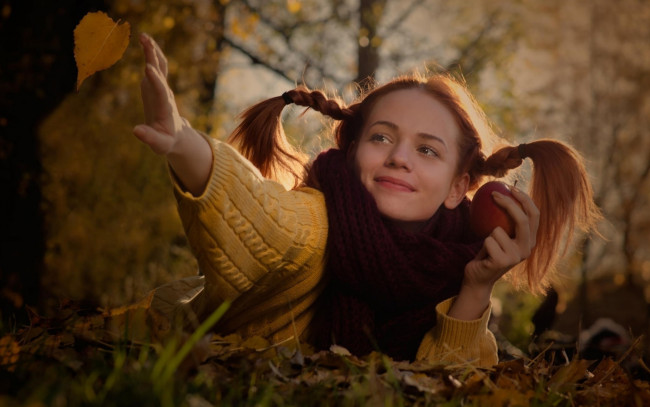 Обои картинки фото девушки, - рыжеволосые и разноцветные, осень, листья, листопад, рыженькая, косички, яблоко