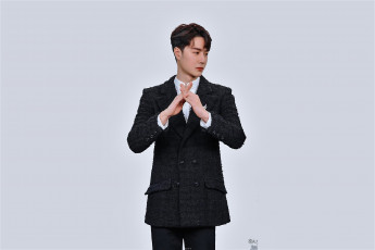 Картинка мужчины wang+yi+bo актер пиджак жест