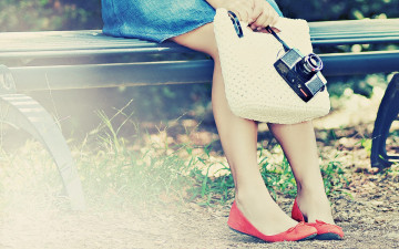Картинка разное руки +ноги девушка ноги сумка фотоаппарат скамейка