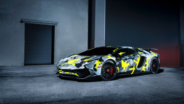 обоя lamborghini aventador, автомобили, lamborghini, камуфляж, здание, ворота