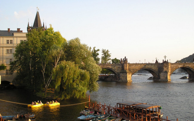 Обои картинки фото города, прага, Чехия, мост, река, лодки