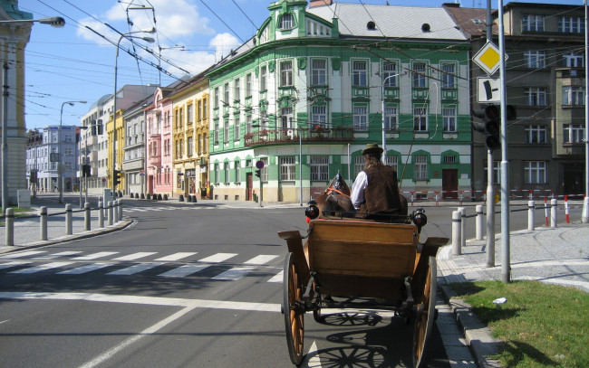Обои картинки фото hradec, kralove, города, улицы, площади, набережные, дома, улица, повозка