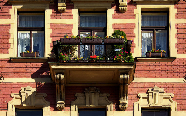 Обои картинки фото разное, элементы, архитектуры, здание, балкон, лепнина, цветы