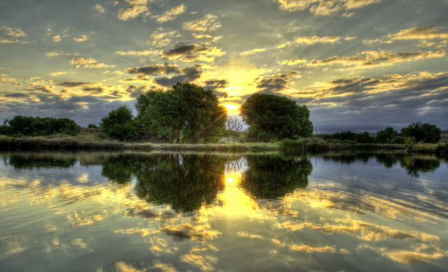 Обои картинки фото природа, реки, озера, свет, облака, трава, деревья, река