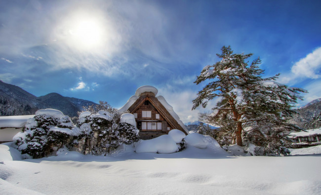 Обои картинки фото природа, зима, сосны, домик, солнце, суггробы, снег, горы, дымка