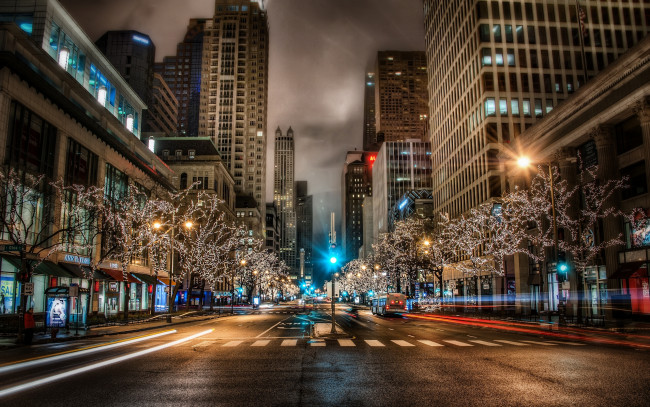 Обои картинки фото michigan avenue,  chicago, города, Чикаго , сша, michigan, avenue, chicago, мичиган, авеню, Чикаго, улица, дорога, ночной, город, деревья, небоскрёбы, hdr