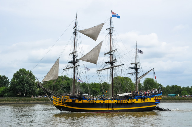 Обои картинки фото etoile du roy, корабли, парусники, вымпел, паруса, мачты, корабль