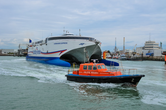 Обои картинки фото normandie express & rouen pilotage, корабли, разные вместе, тримаран, катер, лоцманский